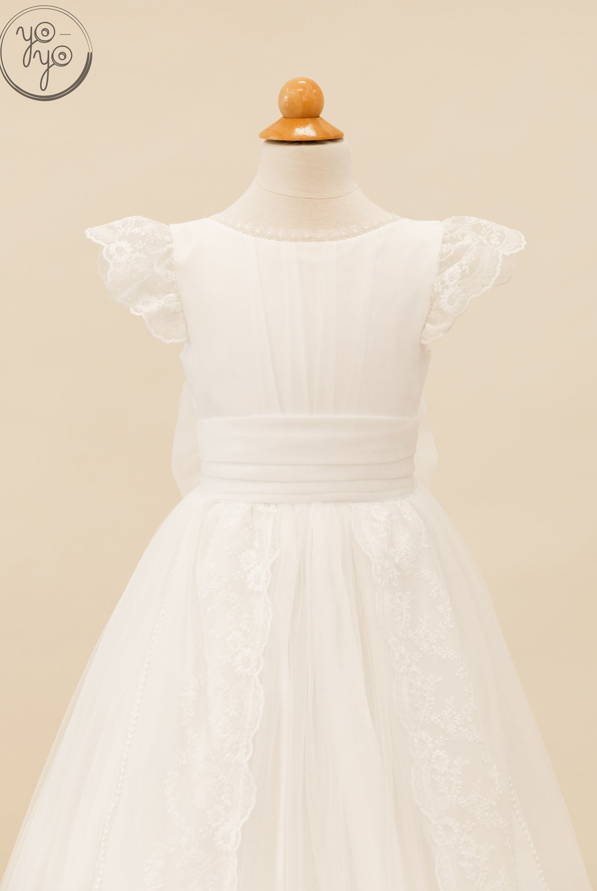 YoYo Boutique white boho Buganvilla girls’ dress featuring lace trim, a wide waistband, and vertical lace panel detailing on the skirt.