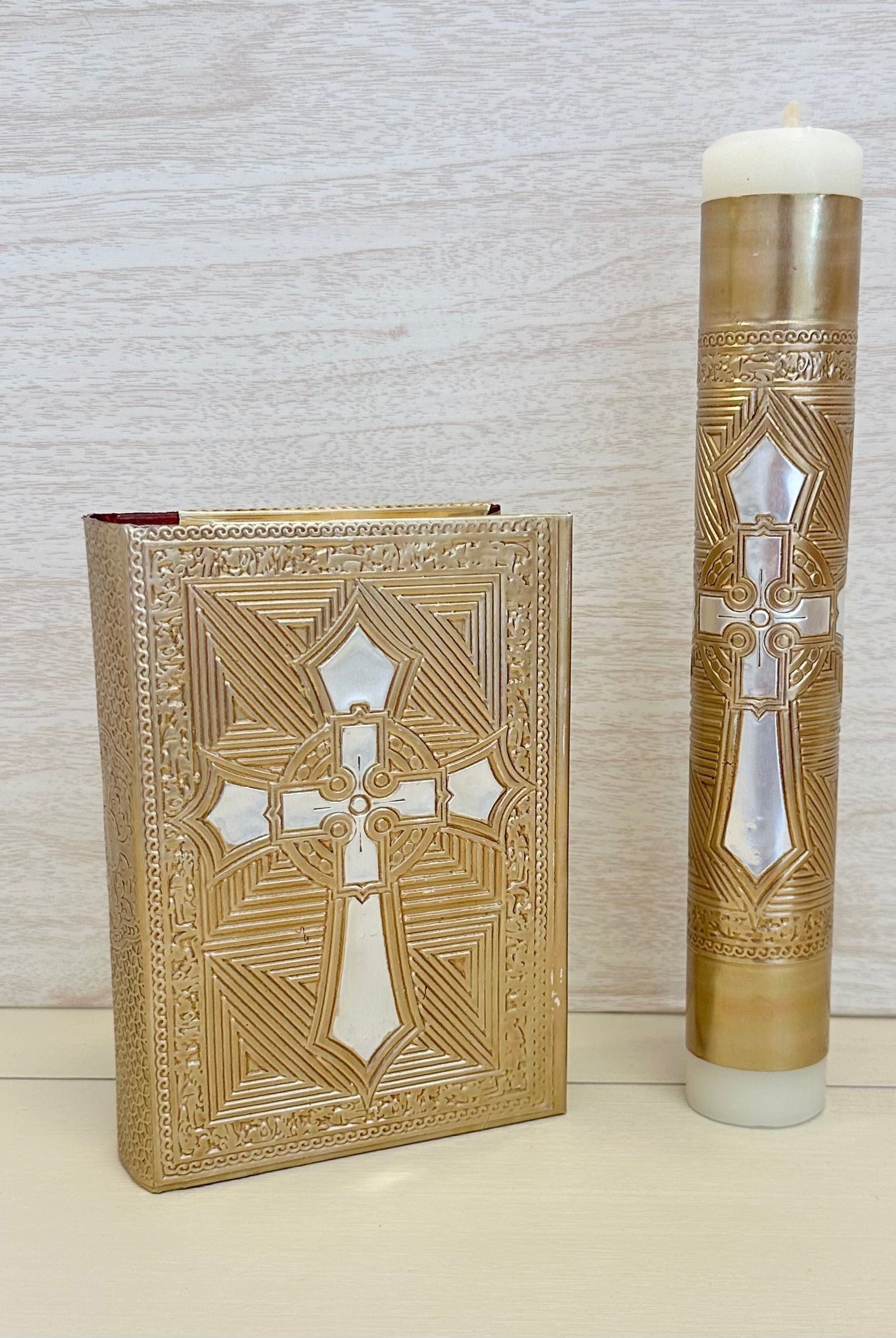 YoYo Boutique Bible Cross Bible & Candle