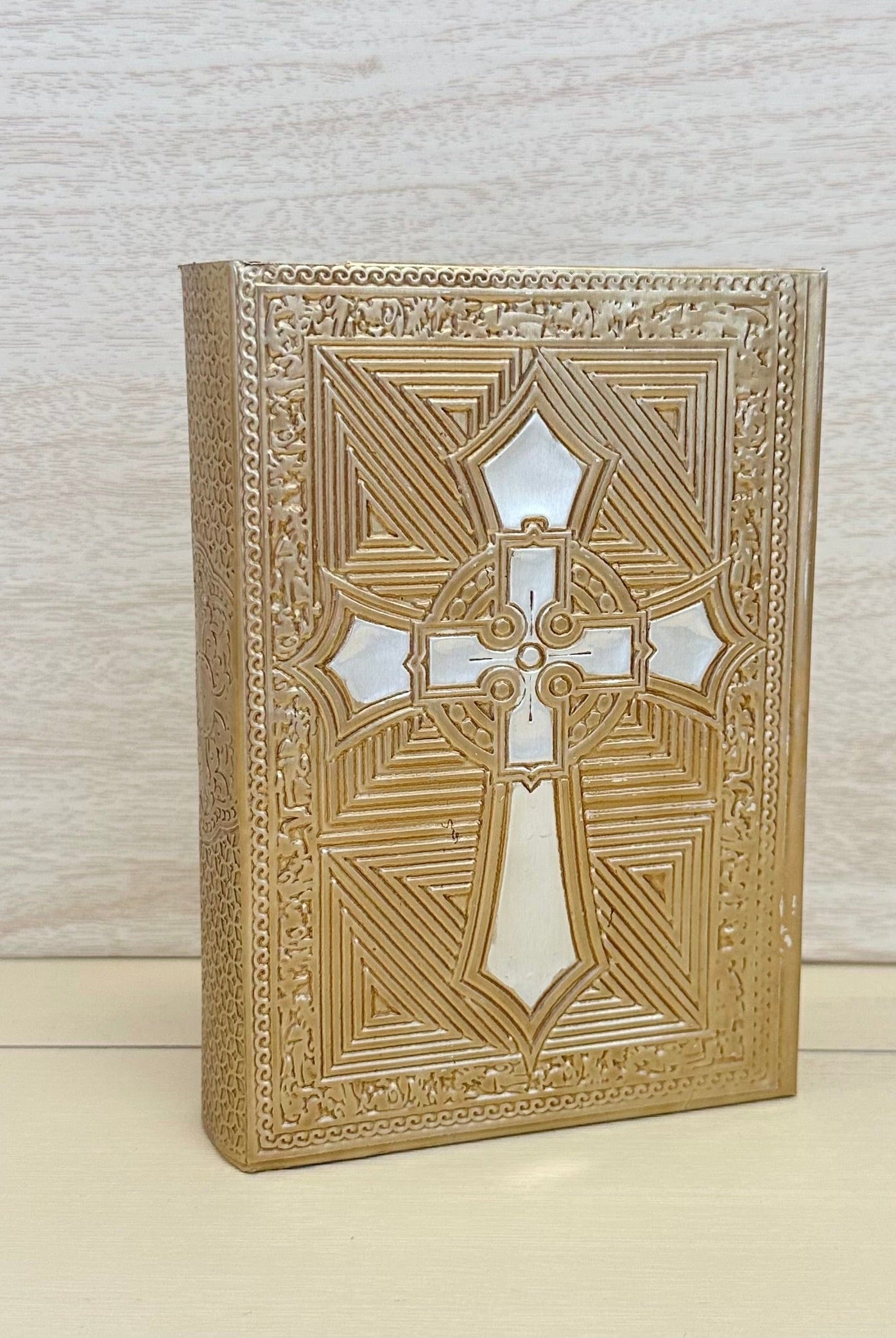 YoYo Boutique Bible Cross Bible & Candle