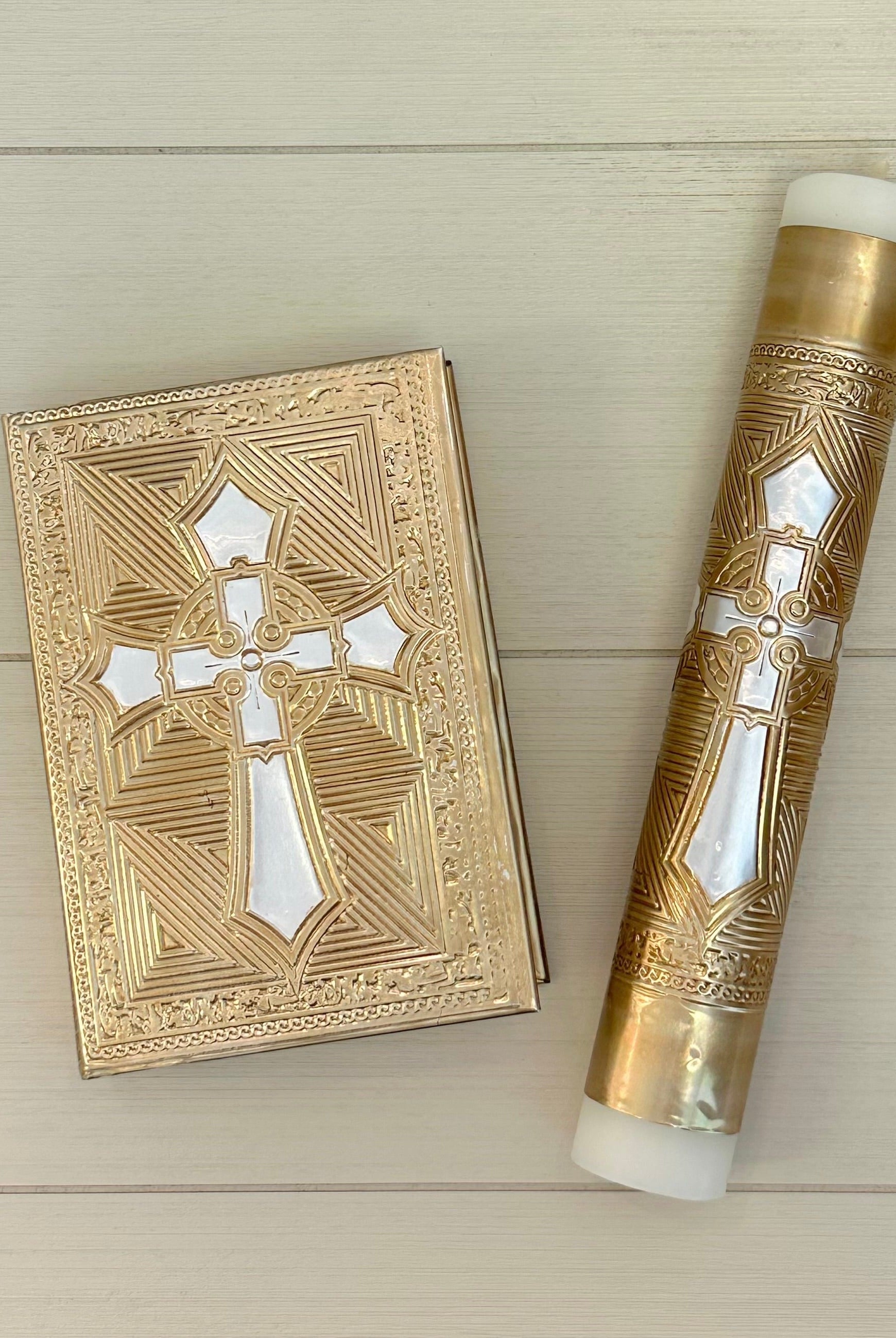 YoYo Boutique Bible Cross Bible & Candle