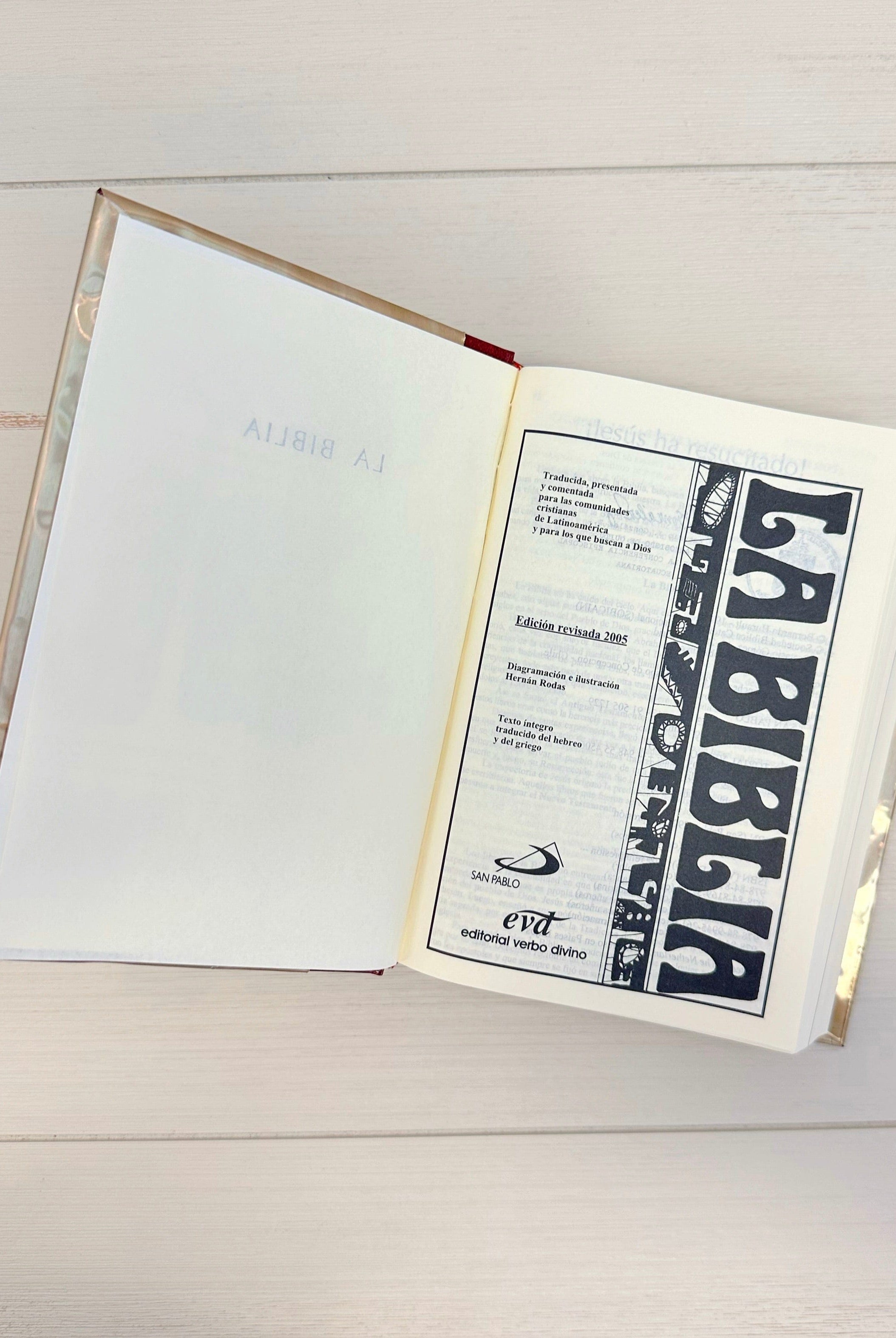 YoYo Boutique Bible Cross Bible & Candle