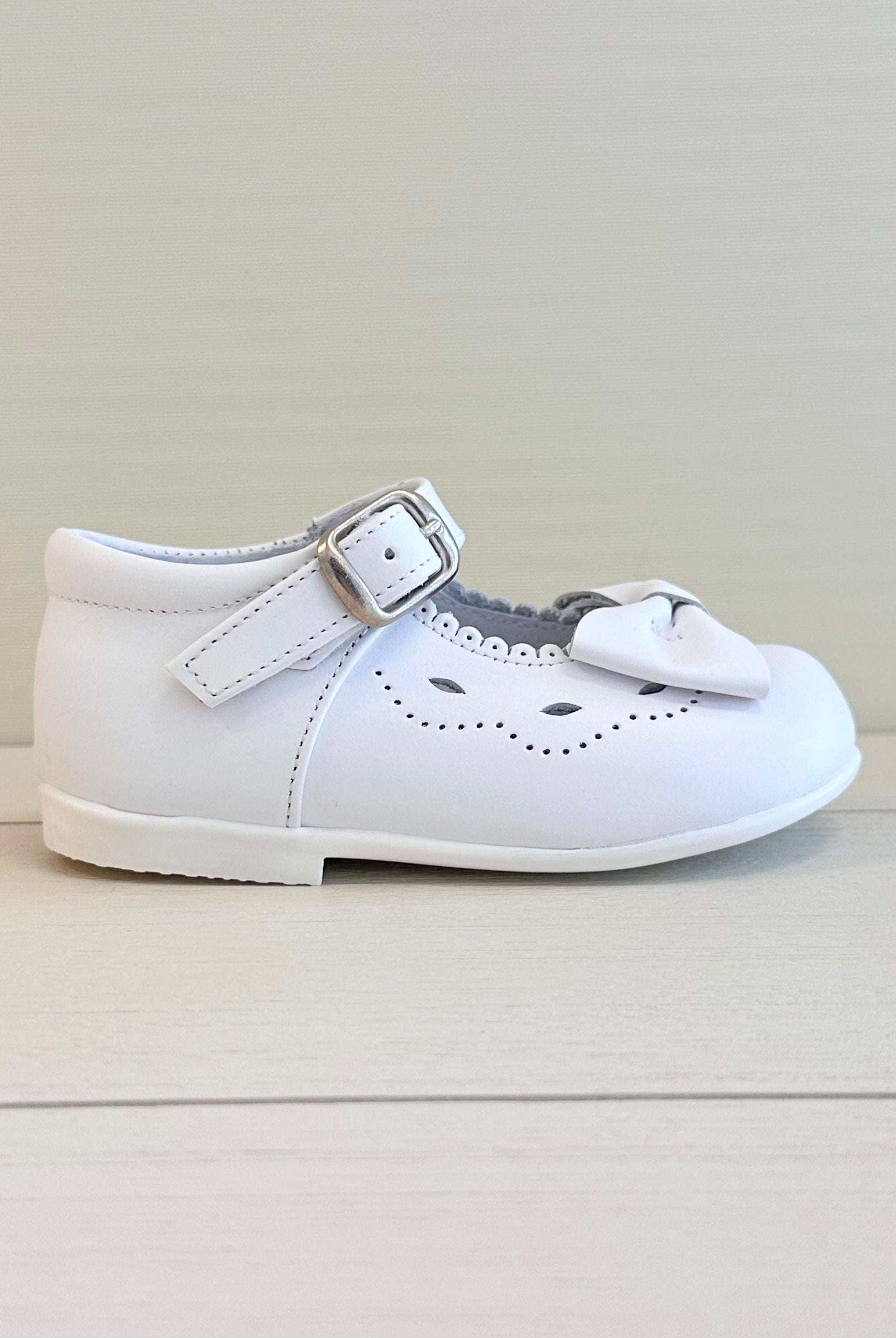 YoYo Boutique Shoes White Mary Jane with Bow Shoes