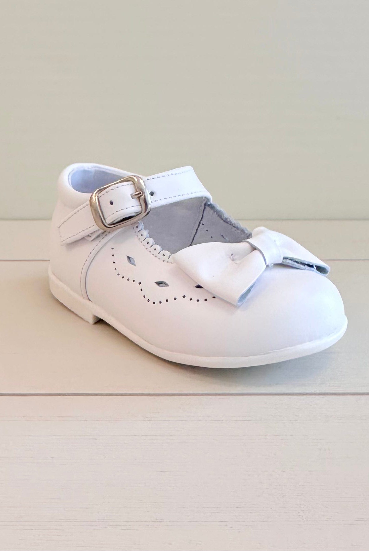 YoYo Boutique Shoes White Mary Jane with Bow Shoes