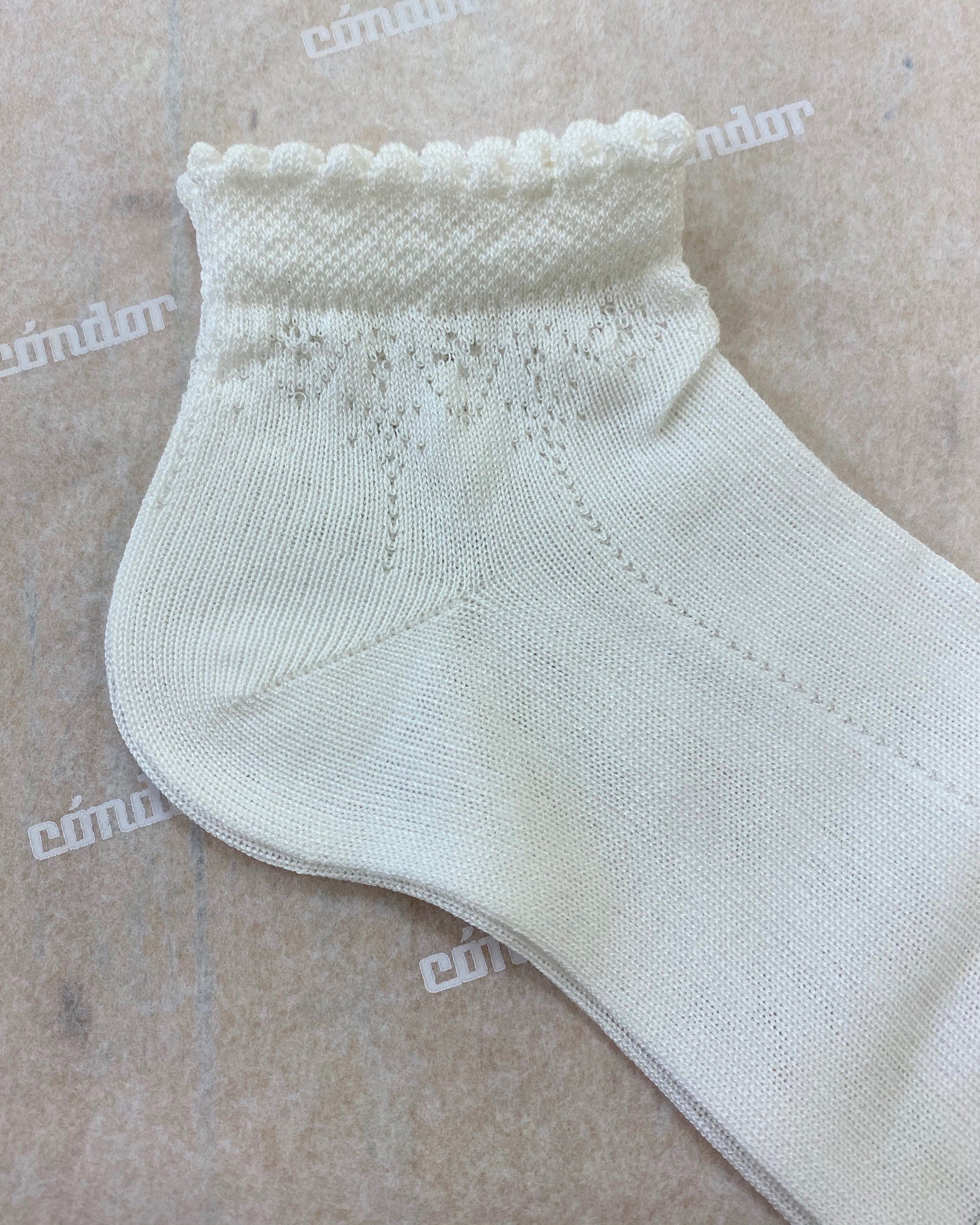 Condor Socks Off-White Ankle Socks with Openwork Details