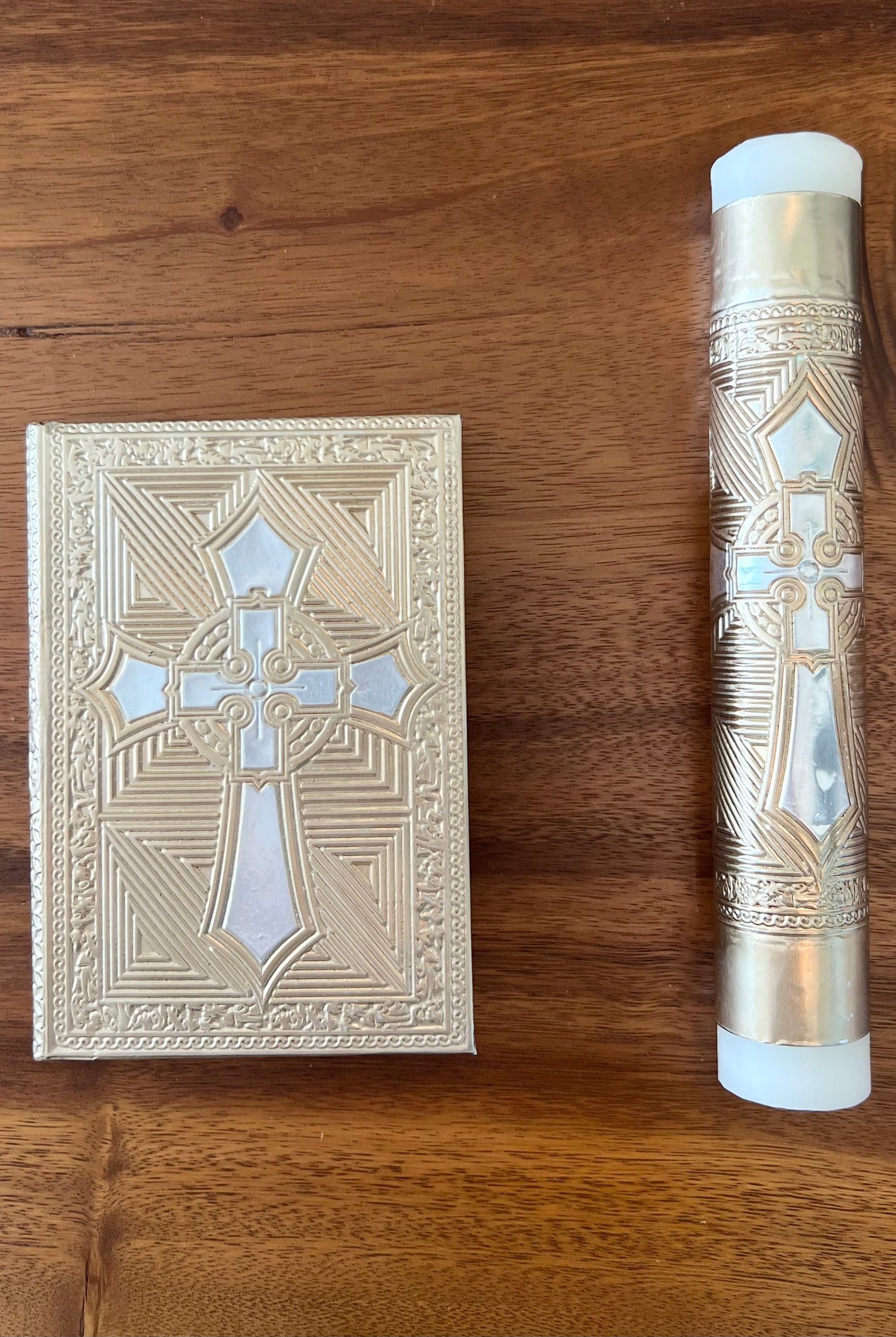 YoYo Boutique Bible Cross Bible & Candle