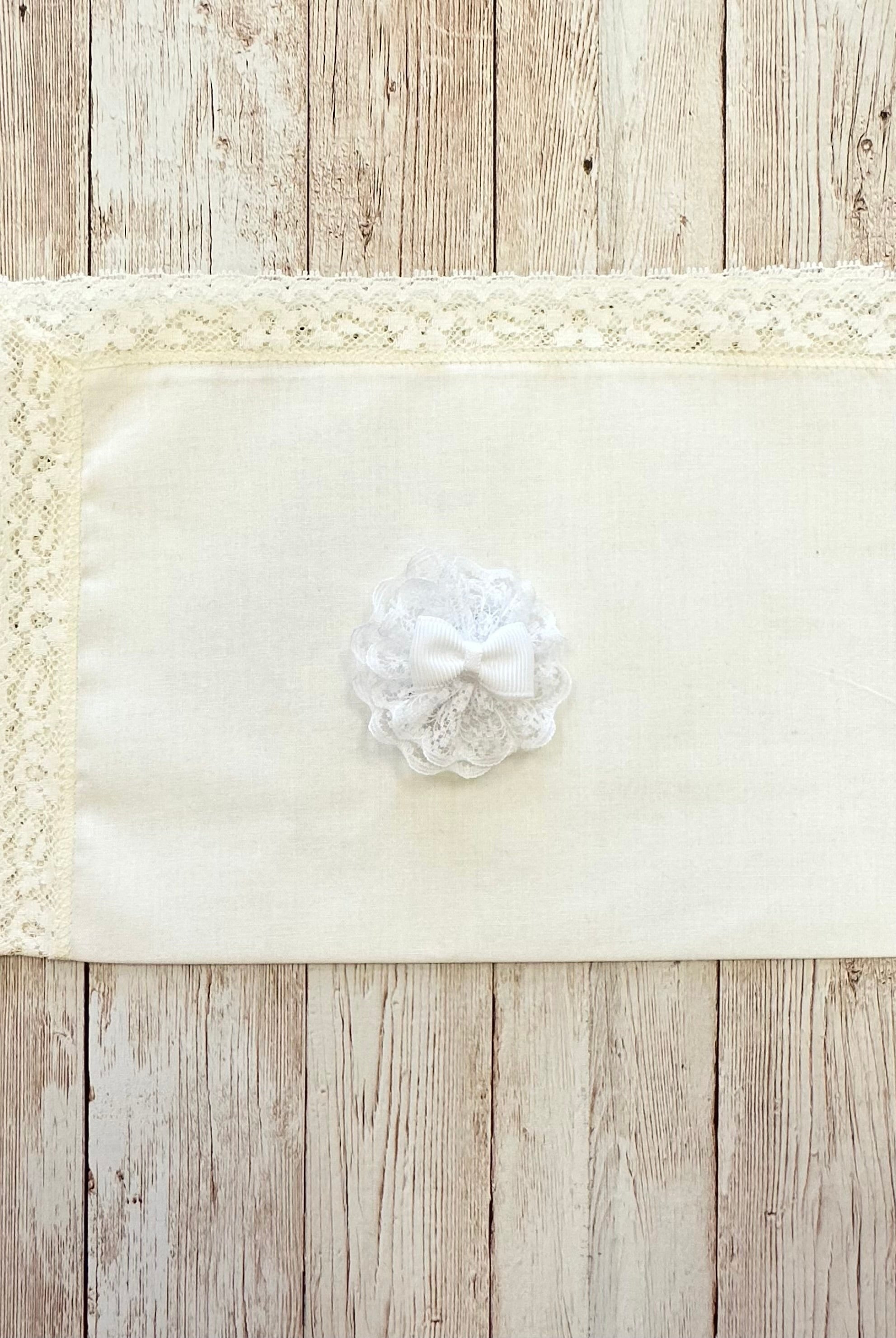 YoYo Children's Boutique Accesories White White Bow & Lace Clip