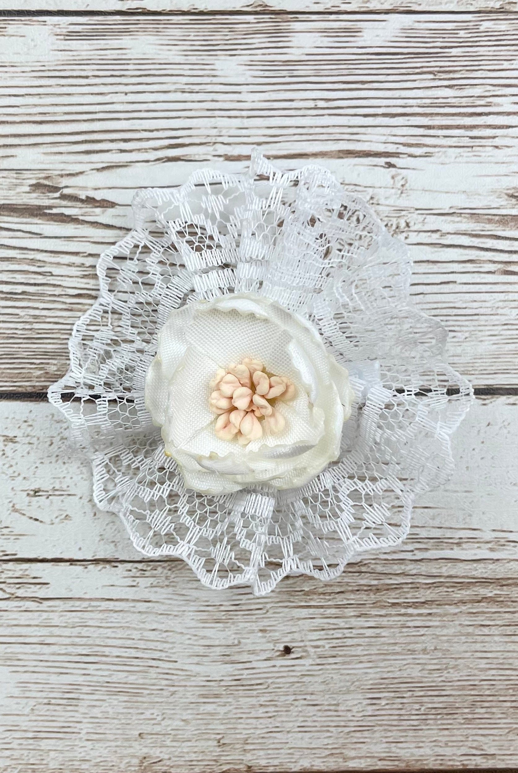 YoYo Children's Boutique Accesories White White Flower & Lace Clip