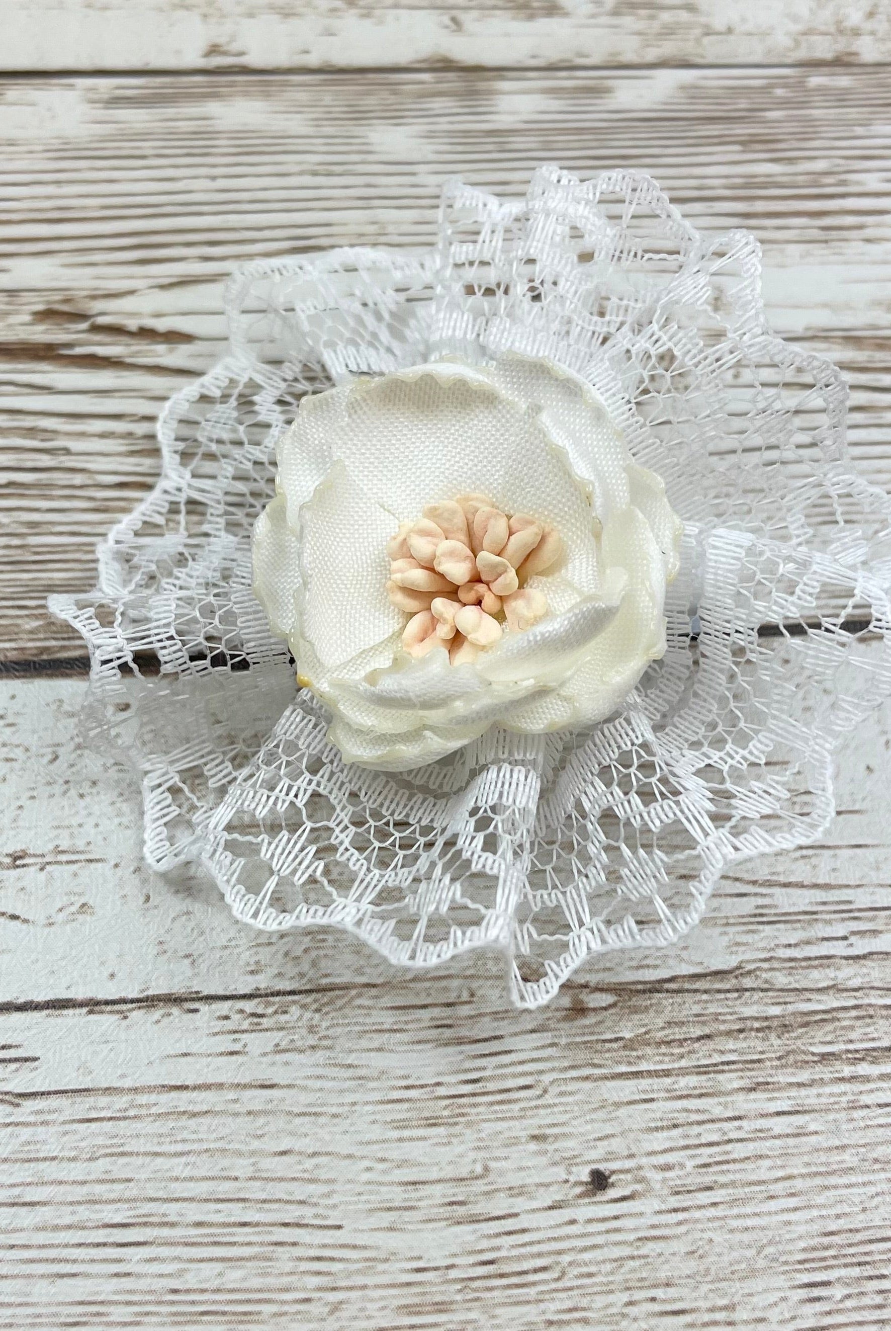 YoYo Children's Boutique Accesories White White Flower & Lace Clip