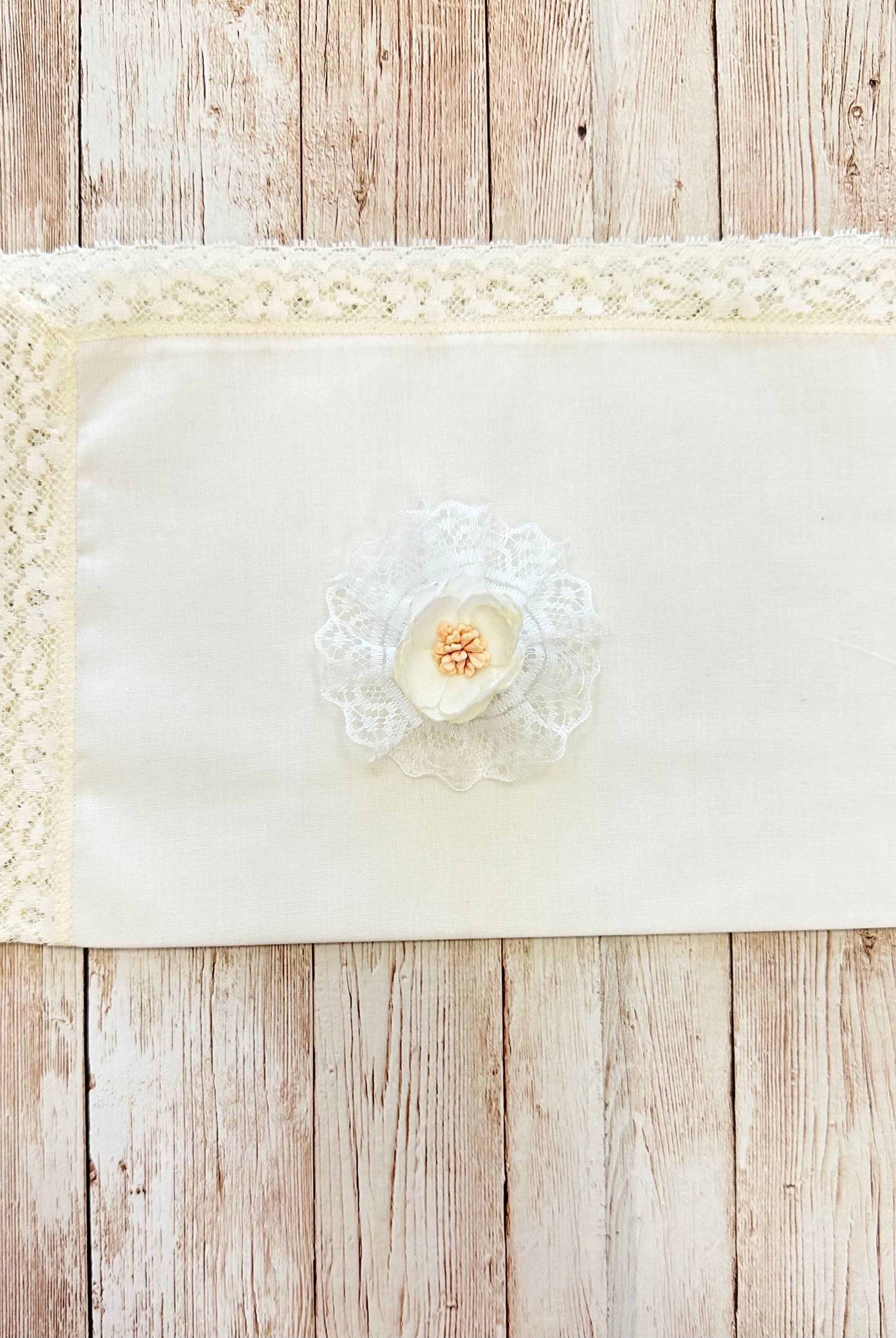 YoYo Children's Boutique Accesories White White Flower & Lace Clip