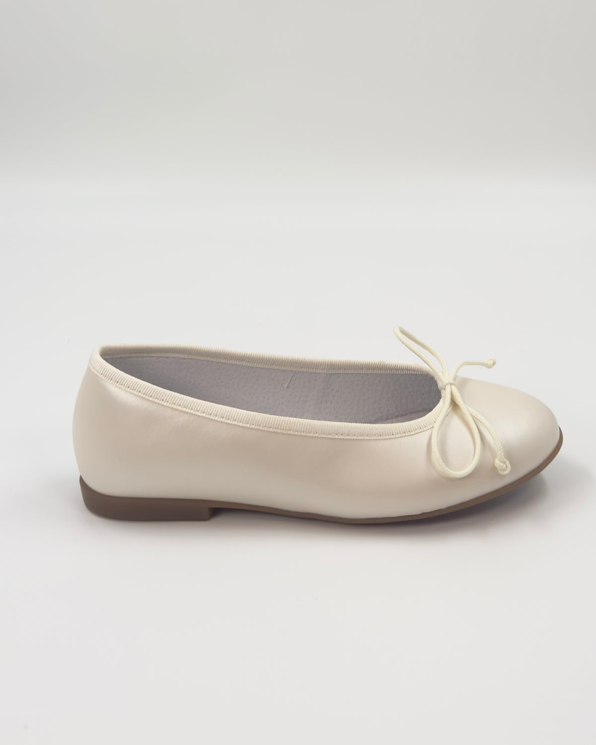 ladies white flat dress shoes Pearl Ballerina Flats – Spanish Leather Girls’ 32 EU / 1 US / Pearl White / Leather 10 Healthy Salad Dressings Wedding Dresses With Low Back And Lace Color:Pale Gold Whether youre headed to
