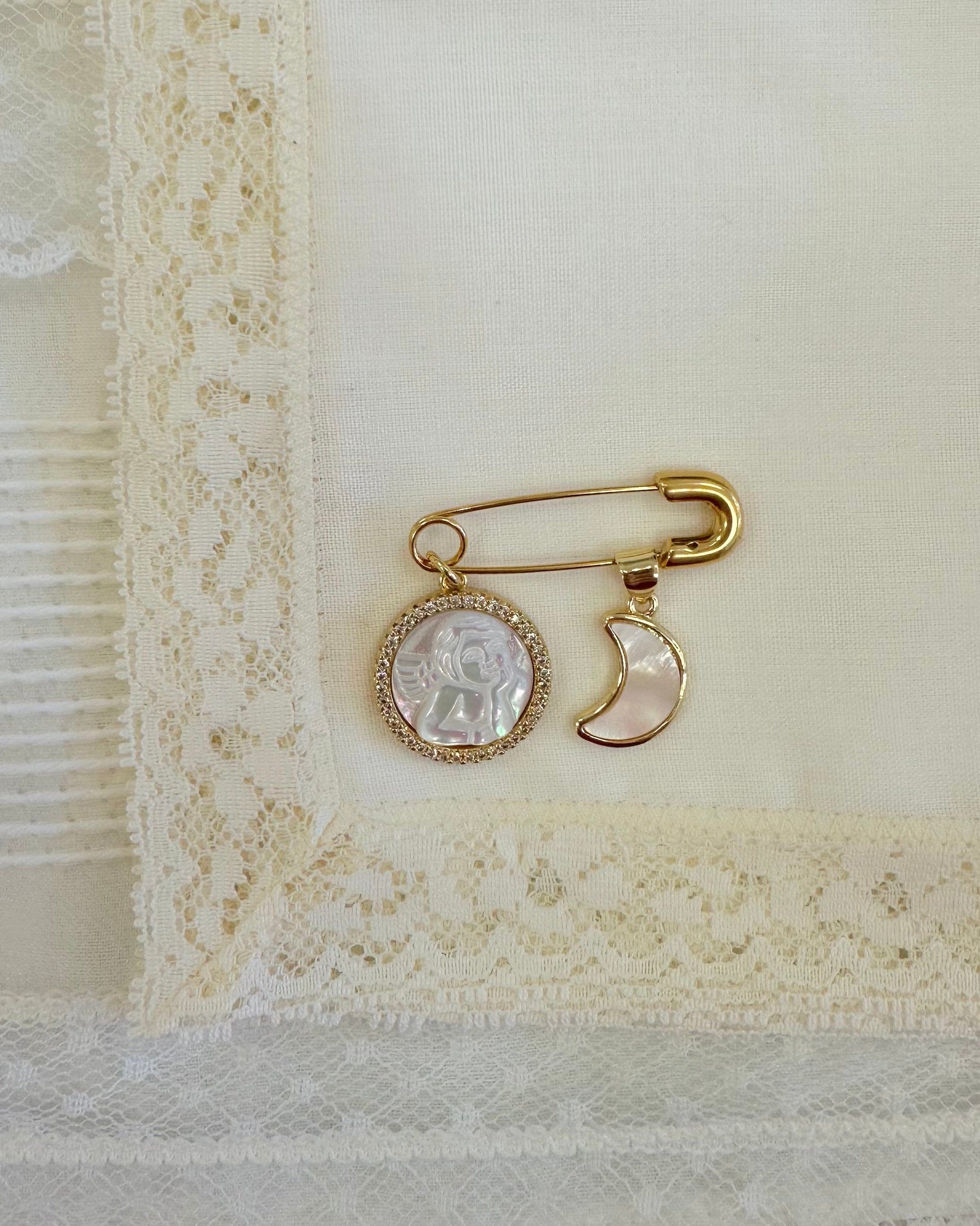 YoYo Boutique Accesories Gold-Filled Luna y Angel de la Guarda Alfiler