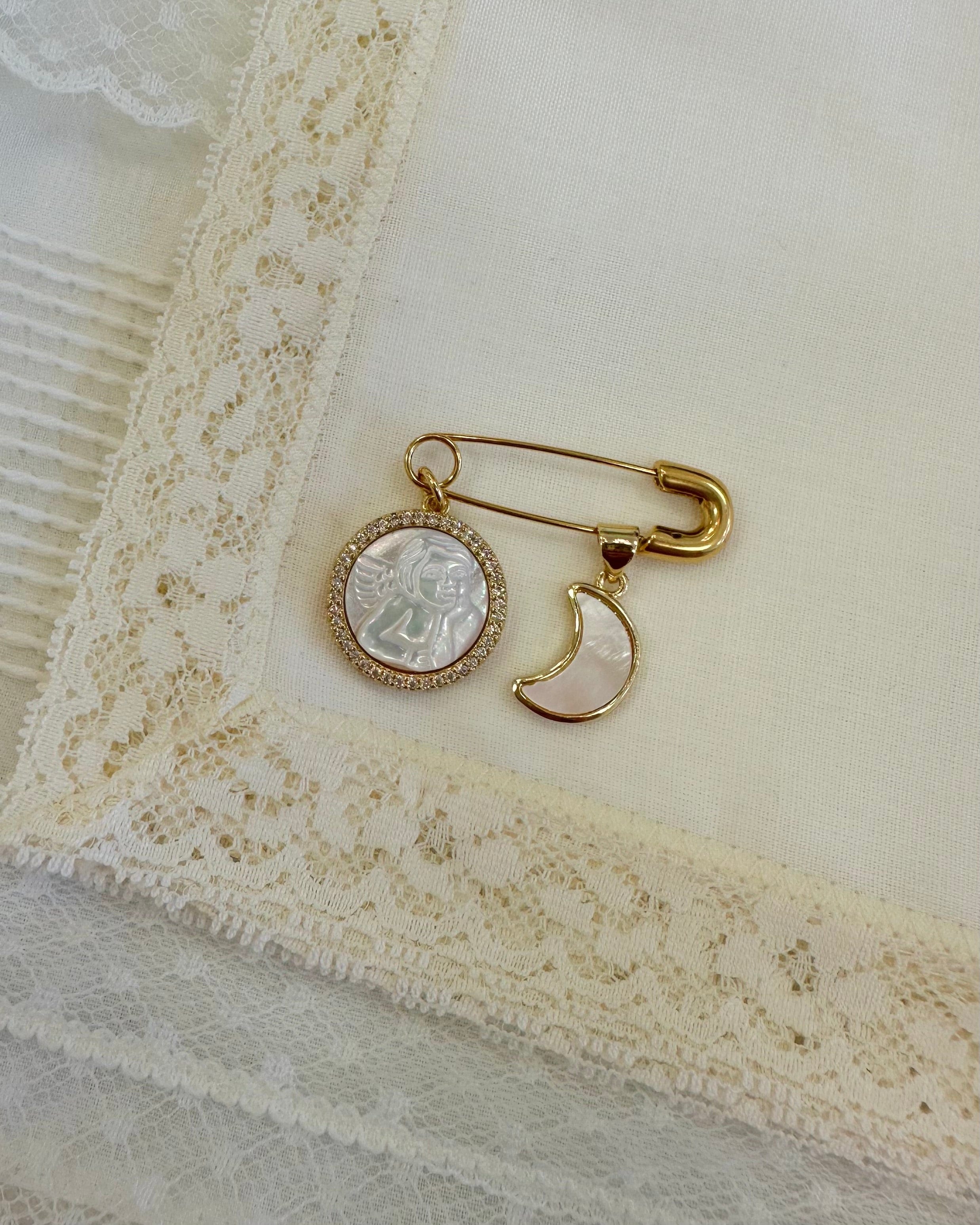 YoYo Boutique Accesories Gold-Filled Luna y Angel de la Guarda Alfiler