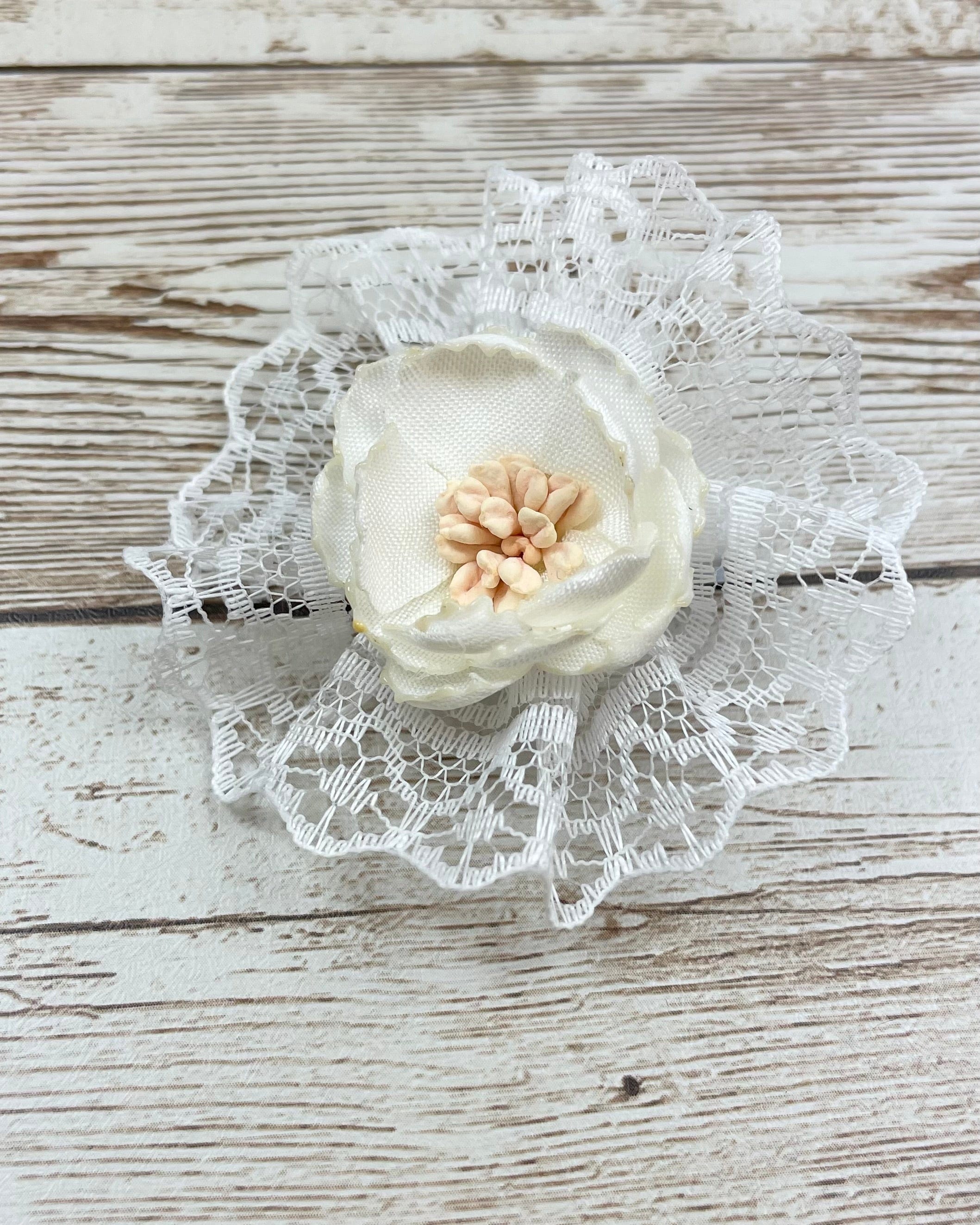 YoYo Children's Boutique Accesories White White Flower & Lace Clip