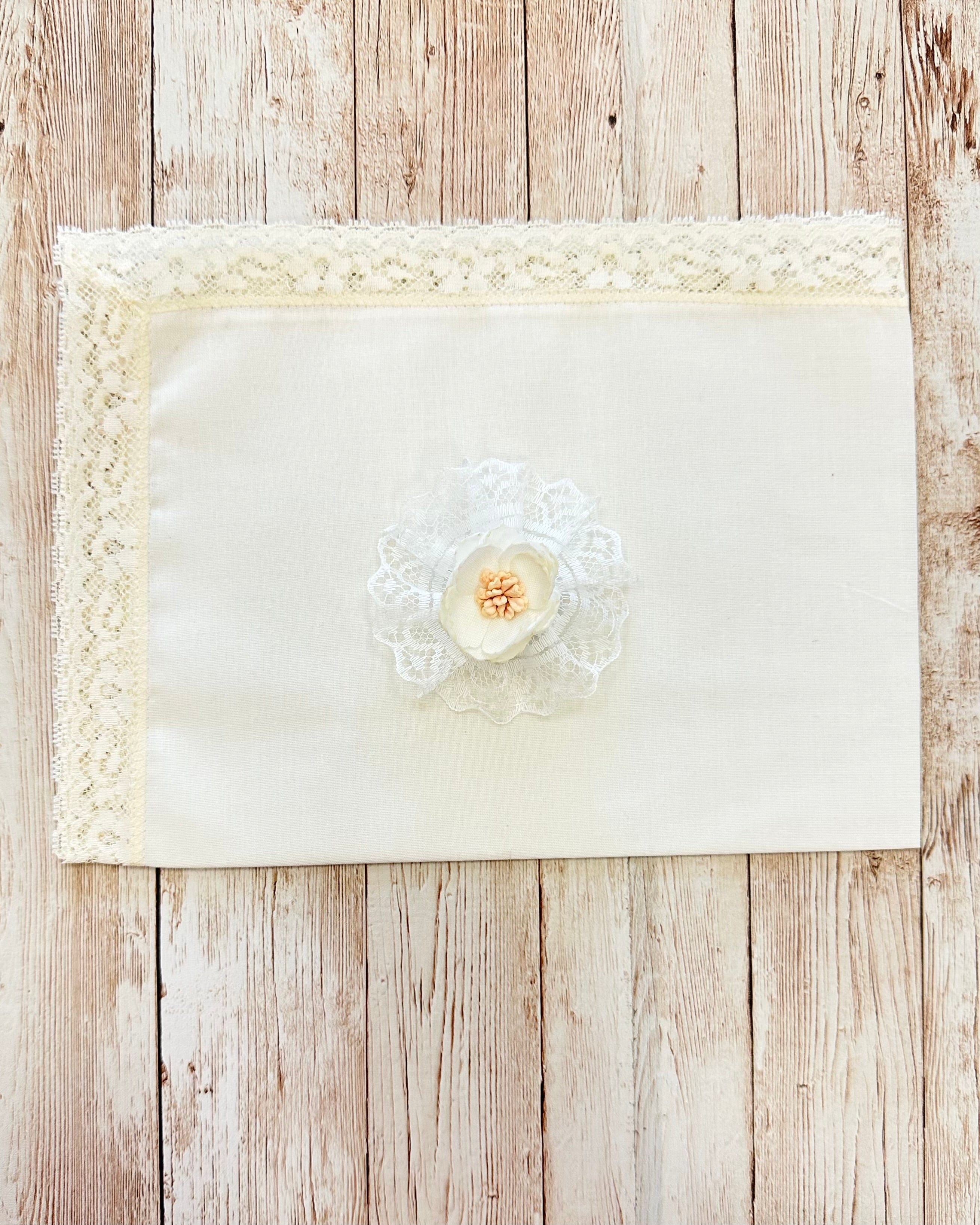 YoYo Children's Boutique Accesories White White Flower & Lace Clip